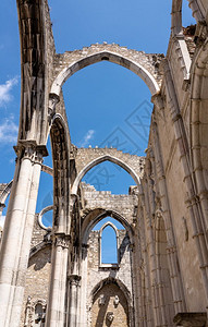 175年重大地震中受损的利斯本卡莫修道院图片