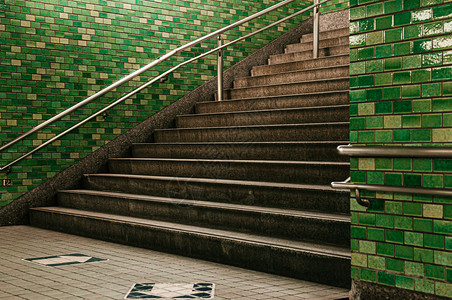 东京地铁通往下道的楼梯并挂着绿砖墙的复古地铁楼梯图片