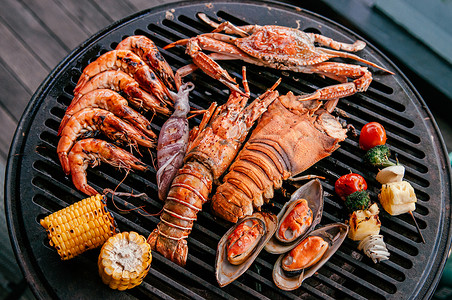 龙虾和混合海鲜烧烤图片