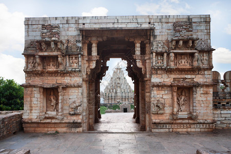 也透过大门看到米拉巴伊寺庙的一瞥图片