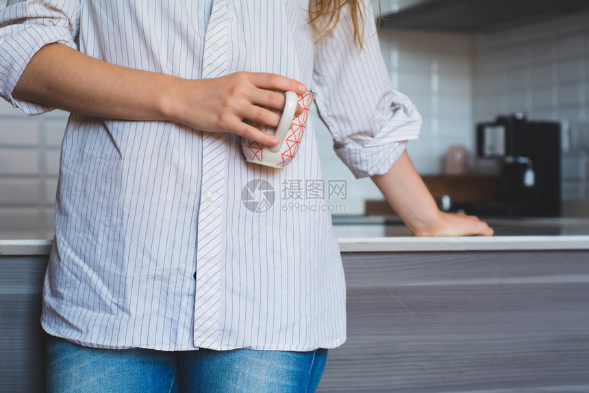 年轻美女在家厨房喝咖啡图片