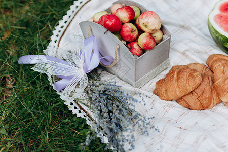 新鲜的羊角面包有食物的自然桌布熏衣花盒子里的苹果熏衣花图片