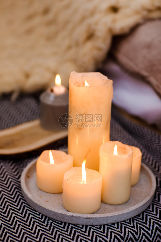 室内装饰元素桌上烧蜡烛图片