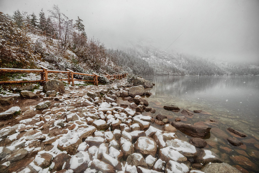 冬季的山湖边观摩斯克奥科波兰摩斯克奥科图片