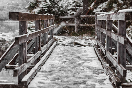 山的老木桥河上的雪盖桥图片