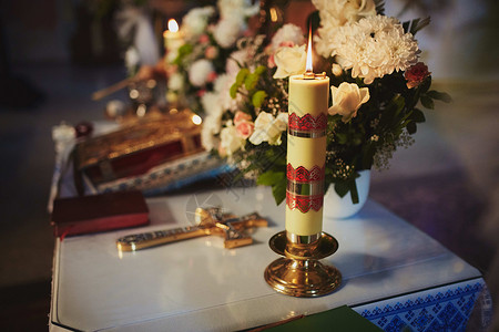 在教堂举行婚礼之前蜡烛的顶部教堂举行婚礼之前图片