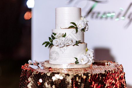 白色的婚礼蛋糕和鲜花婚礼仪式大型蛋糕装饰趋势图片