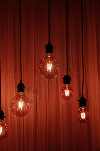garlnd灯泡暗背景上的灯泡任务或信息的空间工作或信息的空间图片