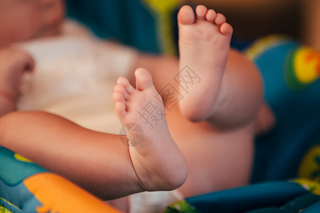 一个小孩的脚新生儿和小手指可爱的婴儿脚图片