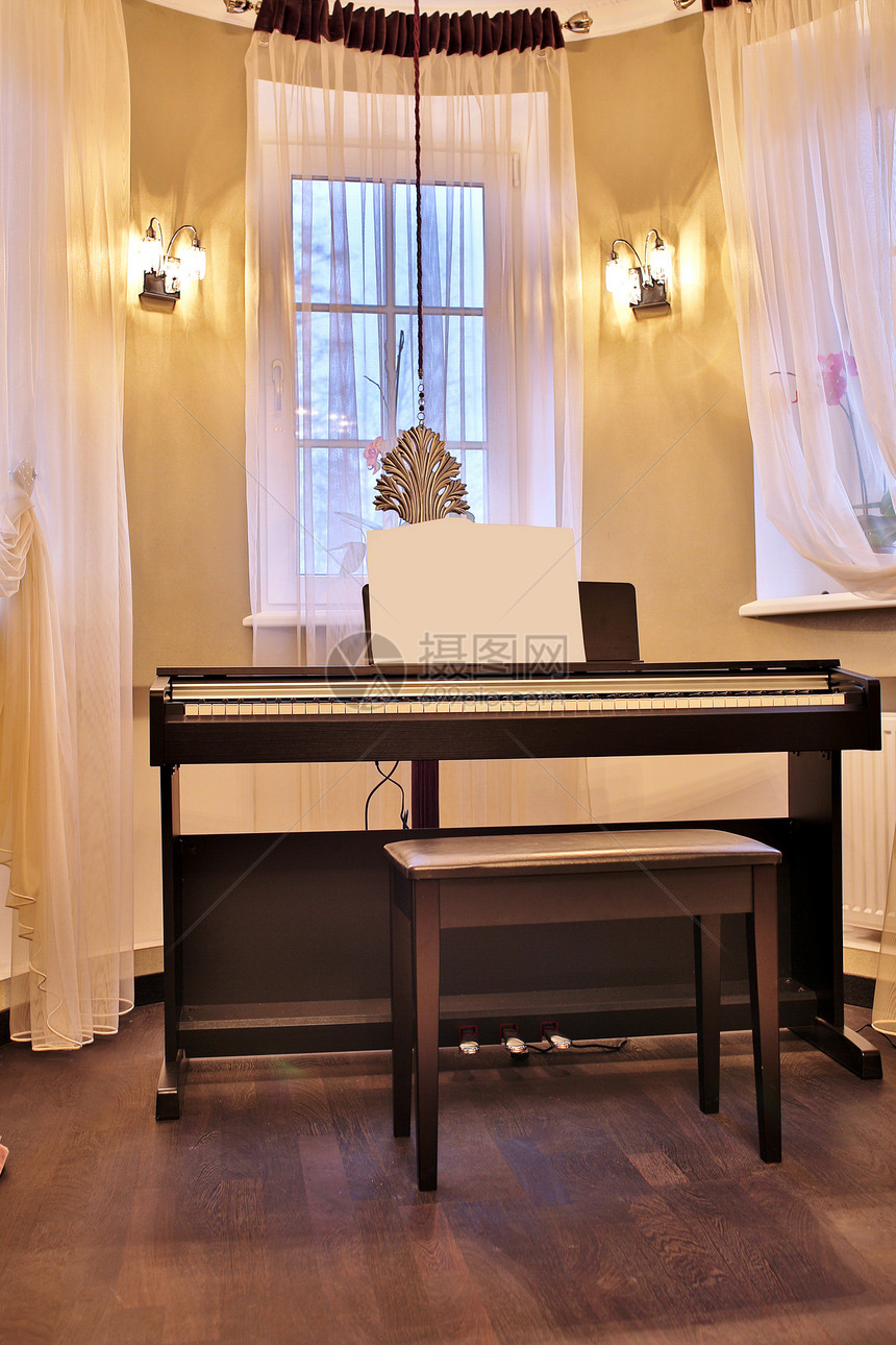 古房子里的旧钢琴房间是老式的室内古房子里是老式的古房子里是老式的钢琴图片