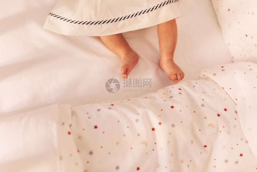 bird床上的腿最面视图着装婴儿小腿和床上的腿最面视图图片