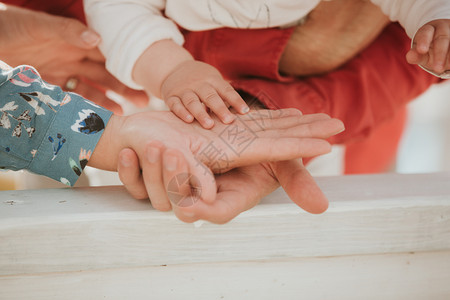 父亲和母手里握着一点婴儿和父母手里握着婴儿和hand孩子和handchilds背景图片