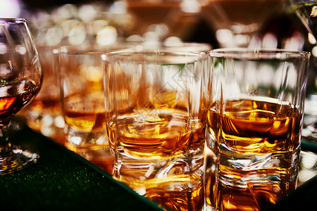 威士忌或白兰地酒精选择焦点背景图片