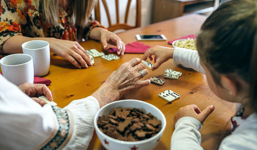 在客厅玩多米诺游戏无法辨认的三代女玩多米诺游戏高清图片