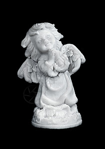 爱的小天使一个小男孩的雕塑或像翅膀天使手折在祈祷中孤立黑色背景上背景