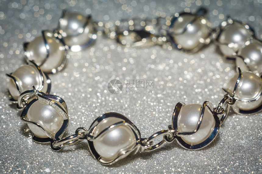 用假珍珠做的装饰时手镯仿制品图片