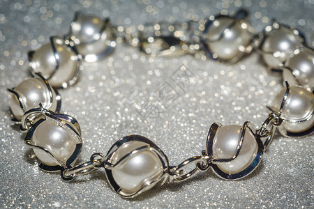 用假珍珠做的装饰时手镯仿制品高清图片