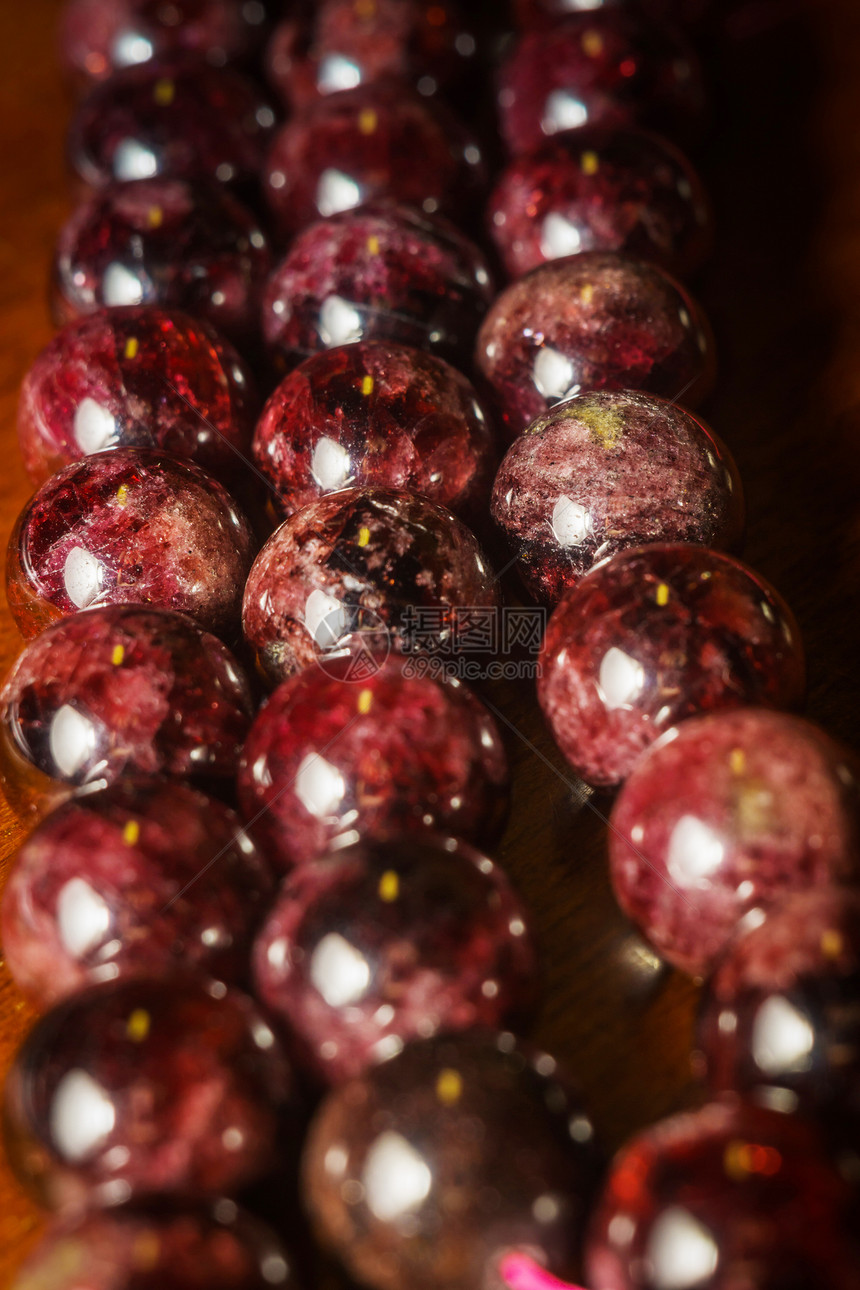 深红色长袍天然的石头珠子黄宝的生宏观背景图片