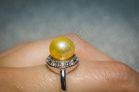 带天然淡水珍珠的奢华银环黄色宏观图片