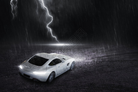白色运动车在后面一条路上运行雨和闪电在夜间运动模糊的概念3d使图片