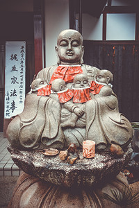 Jizo雕像和红字在阿兰西山寺京都雅潘的Jizo雕像在阿兰西山寺雅潘的Jizo雕像背景图片