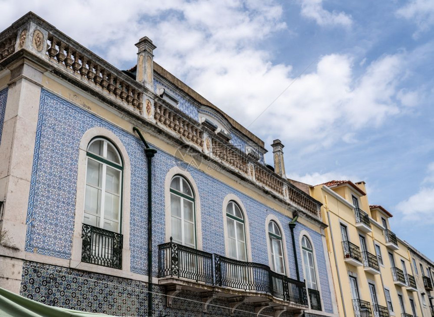 Lisbon市中心带有阳台的大房子图片