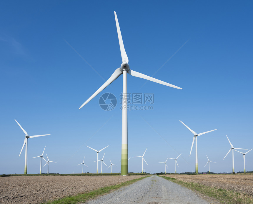 农业景观中风涡轮机图片