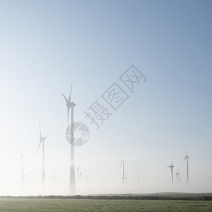 苏黎世附近绿色草地的风涡轮机在乌鲁古斯的薄雾清晨在德国低萨克斯尼图片