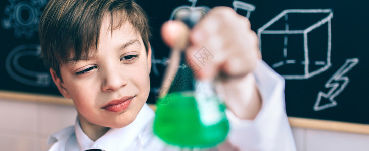 与化学绿色液体对着黑板的化学绿色液体图片