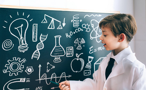 小男孩科学家在黑板上用标记显示数学图画男孩在黑板上用标记显示数学图画图片