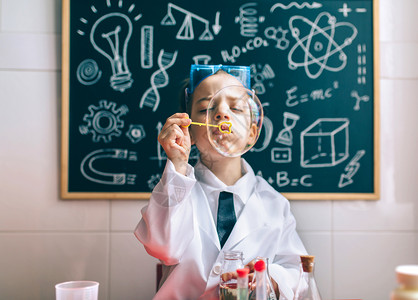 小男孩科学家玩肥皂泡与抽黑板对抗小孩玩肥皂泡图片