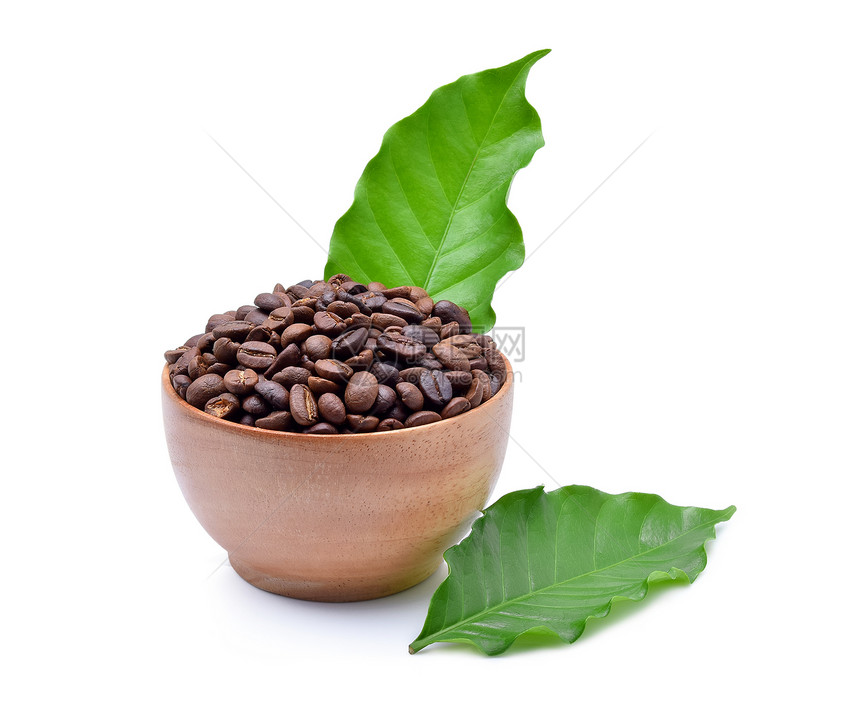 白底带咖啡豆和叶的木碗图片