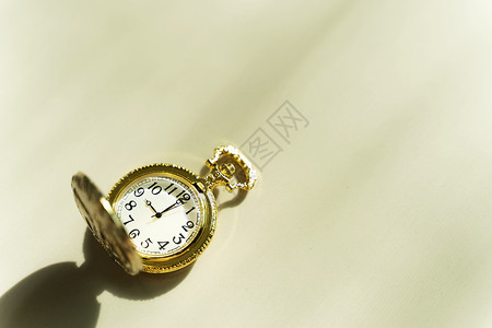 时间背景概念金色袖珍手表有阳光和免费复制文本空间图片