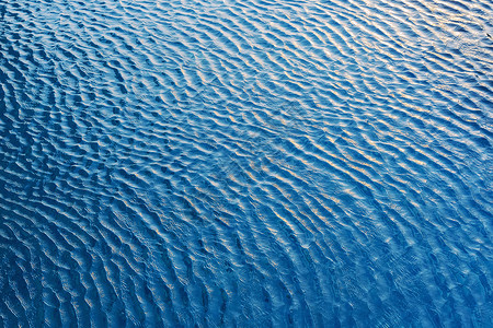 与阳光相伴的水浪抽象背景旅行和夏季背景概念蓝色图片