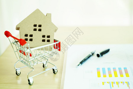 购买租赁和出售房地产在超市小车里的木屋图片