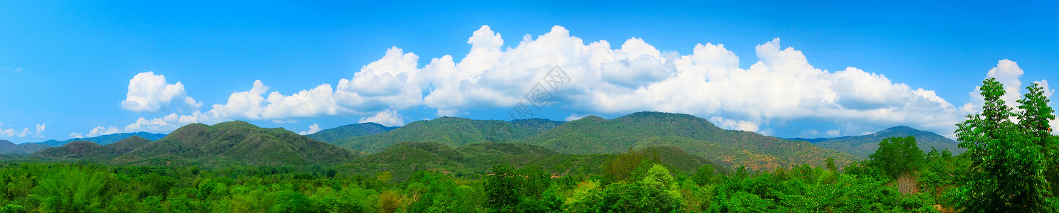 天空和云彩的山岳风景大自然的全图片