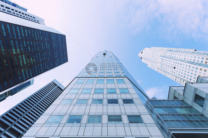 在有蓝色天空的商业城市中心现代高楼外部图片用于添加文字信息设计艺术工作的背景图片