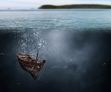 木船正在海底沉没图片