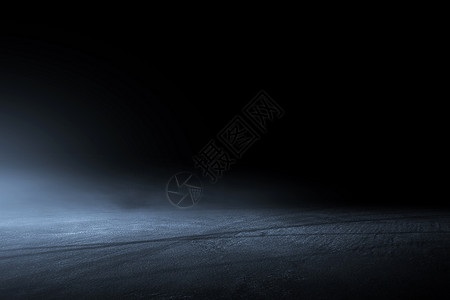 沥青表面黑色背景雾的赛道图片