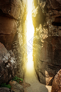 以光线穿透的岩石两层图片