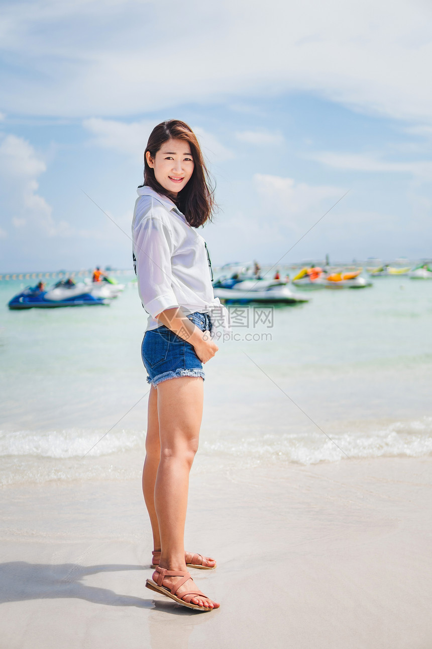 享受海边度假的亚洲女孩图片