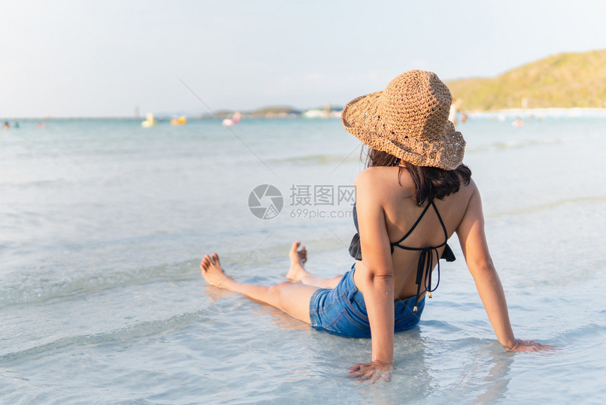美丽的沙滩和蓝色天空在夏和女人坐在海滩上图片