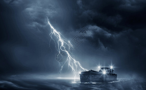 警卫队在海中的雷暴背景