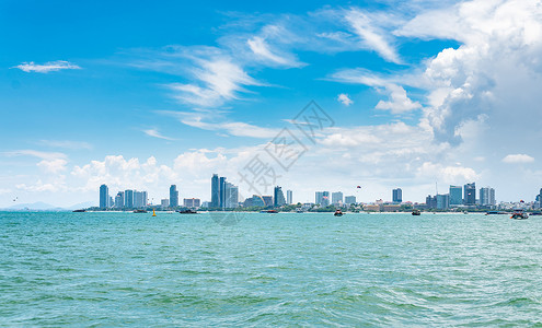 城市对海洋和船只的景色夏天美丽的自然海景图片