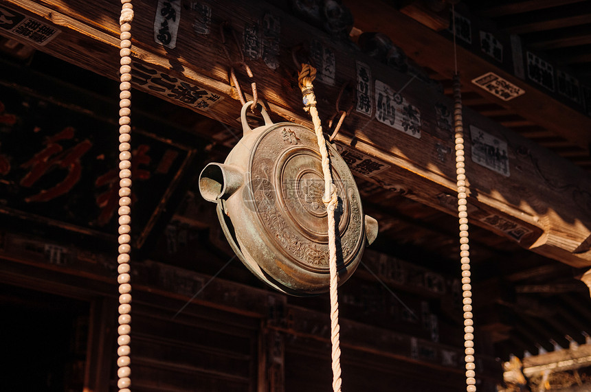 2018Yamgtjpn古老的日本青铜钟或木天花板上挂着绳子的铃木图片