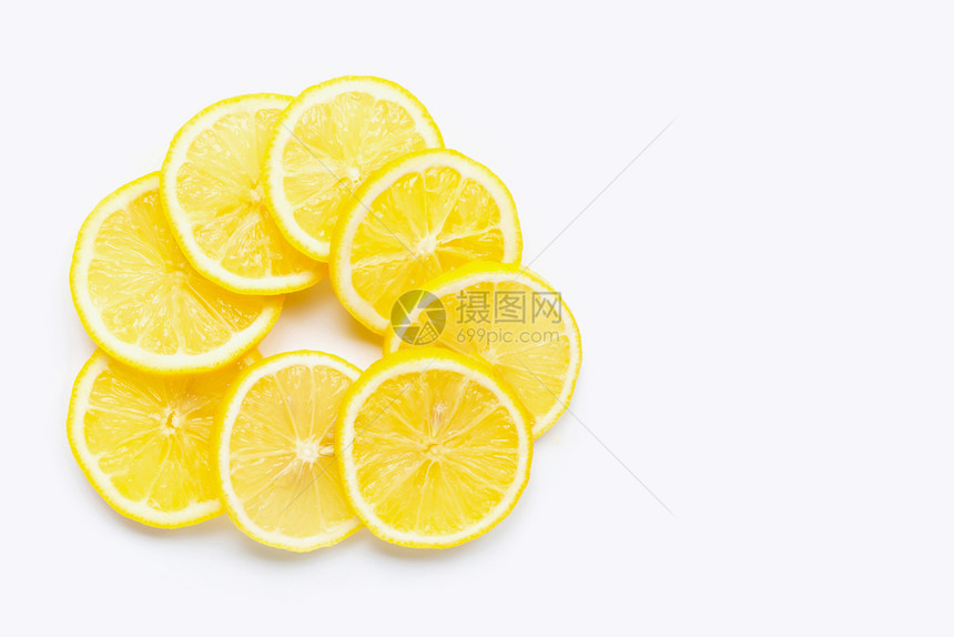 白色背景上的新鲜柠檬切片复制空格图片