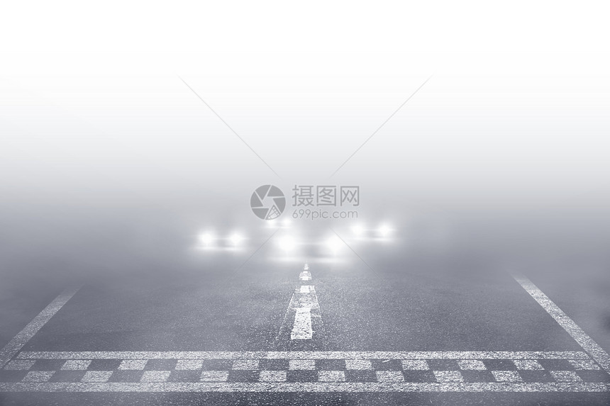 驾驶雾道的赛车图片