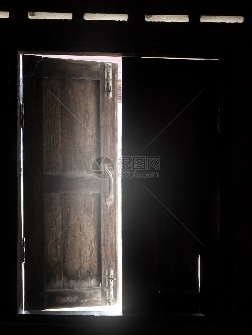 旧木窗有光线穿透图片
