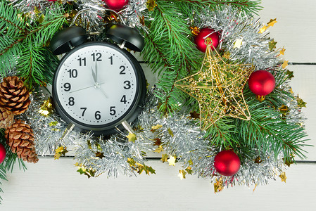 圣诞节或新年装饰品圣诞花环卷木枝钟和明亮的球图片
