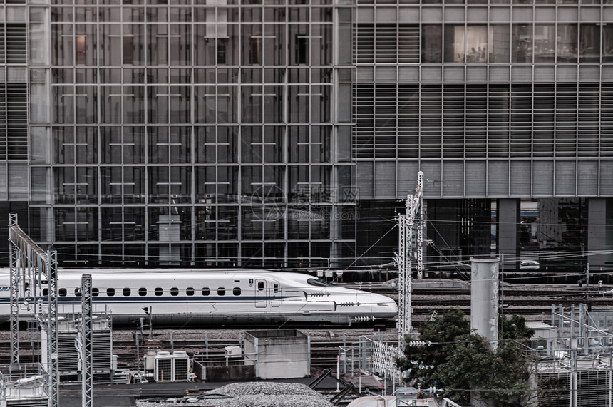 2019jpan东京火车站jr和从空中看的Shinkase轨道晚上在东京火车站平台的交通图片